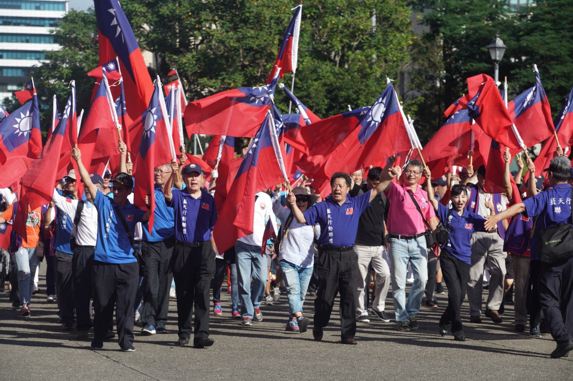 與會民眾高舉國旗,慶祝國慶。 圖:張良一/攝 與會民眾高舉國旗,慶祝國慶。 圖:張良一/攝