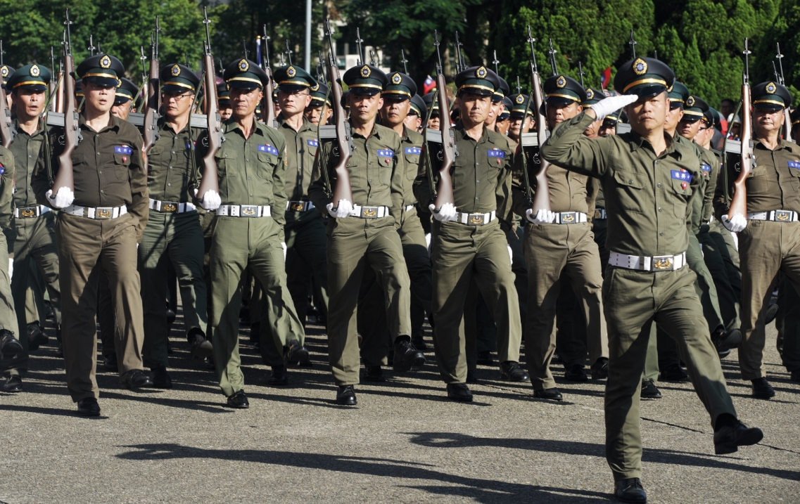 三軍退役的500名大叔展示正步操演,展現國軍紀律及整齊劃一的英姿。 圖:張良一/攝 三軍退役的500名大叔展示正步操演,展現國軍紀律及整齊劃一的英姿。 圖:張良一/攝