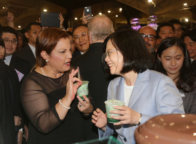 總統蔡英文(前右)邀請宏都拉斯共和國副總統葛
芭拉(Ava Rossana Guevara Pinto)(前左)品嚐台
灣特色飲品珍珠奶茶。 圖:中央社/提供 總統蔡英文(前右)邀請宏都拉斯共和國副總統葛
芭拉(Ava Rossana Guevara Pinto)(前左)品嚐台
灣特色飲品珍珠奶茶。 圖:中央社/提供