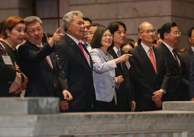 總統蔡英文(前中)、副總統陳建仁(前左2)、
行政院長賴清德(前右3)、外交部長李大維(前右2)
、總統府秘書長吳釗燮(前右)出席與會,和吐瓦魯國
總理索本嘉(前左3)、宏都拉斯共和國副總統葛芭拉
(前左)等外賓一同欣賞戲曲表演。 圖:中央社/提供 總統蔡英文(前中)、副總統陳建仁(前左2)、
行政院長賴清德(前右3)、外交部長李大維(前右2)
、總統府秘書長吳釗燮(前右)出席與會,和吐瓦魯國
總理索本嘉(前左3)、宏都拉斯共和國副總統葛芭拉
(前左)等外賓一同欣賞戲曲表演。 圖:中央社/提供