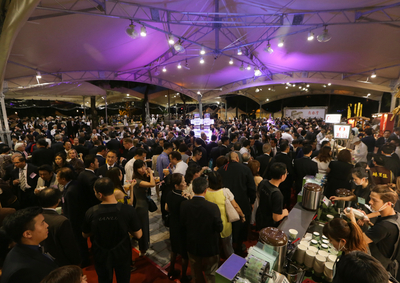 外交部10日晚間在台北賓館舉辦中華民國106年國慶酒
會,擺設各式台灣特色美食攤位,現場滿是人潮。 圖:中央社/提供 外交部10日晚間在台北賓館舉辦中華民國106年國慶酒
會,擺設各式台灣特色美食攤位,現場滿是人潮。 圖:中央社/提供
