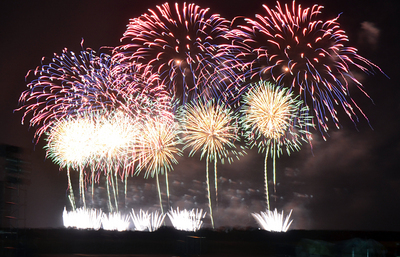 106年國慶煙火移師台東登場,10日晚間由2萬6000多發
煙火點亮台東夜空,全程36分鐘,絢麗奪目。 106年國慶煙火移師台東登場,10日晚間由2萬6000多發
煙火點亮台東夜空,全程36分鐘,絢麗奪目。