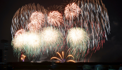 106年國慶煙火移師台東登場,10日晚間由2萬6000多發
煙火點亮台東夜空,全程36分鐘,絢麗奪目。 106年國慶煙火移師台東登場,10日晚間由2萬6000多發
煙火點亮台東夜空,全程36分鐘,絢麗奪目。