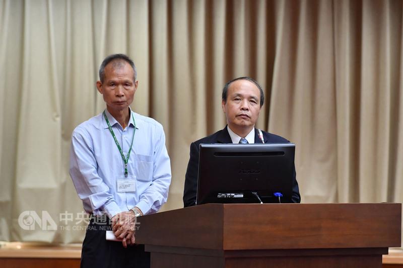 媒體報導桃園機場海關疑誤放毒品,上百公斤毒品可能流入台灣,關務署署長廖超祥(左)11日澄清,指出該批貨物進口時透過X光機與緝毒犬檢查,都沒有毒品跡象,初步判定此案應與毒品無關。右為台北關關務長楊崇悟。 媒體報導桃園機場海關疑誤放毒品,上百公斤毒品可能流入台灣,關務署署長廖超祥(左)11日澄清,指出該批貨物進口時透過X光機與緝毒犬檢查,都沒有毒品跡象,初步判定此案應與毒品無關。右為台北關關務長楊崇悟。