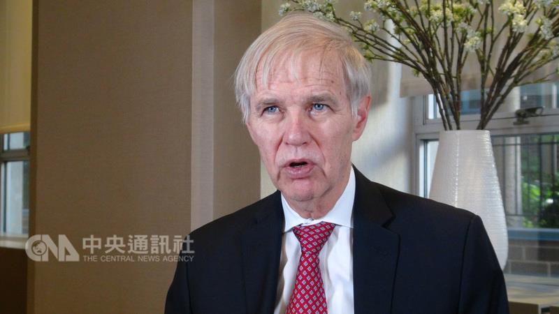 前美國在台協會(AIT)主席卜睿哲指出,總統蔡英文已釋出許多善意,北京仍在未使出全力的情況下壓迫台灣;中共19大後的兩岸關係,端看北京如何看待台灣的政局發展。 前美國在台協會(AIT)主席卜睿哲指出,總統蔡英文已釋出許多善意,北京仍在未使出全力的情況下壓迫台灣;中共19大後的兩岸關係,端看北京如何看待台灣的政局發展。
