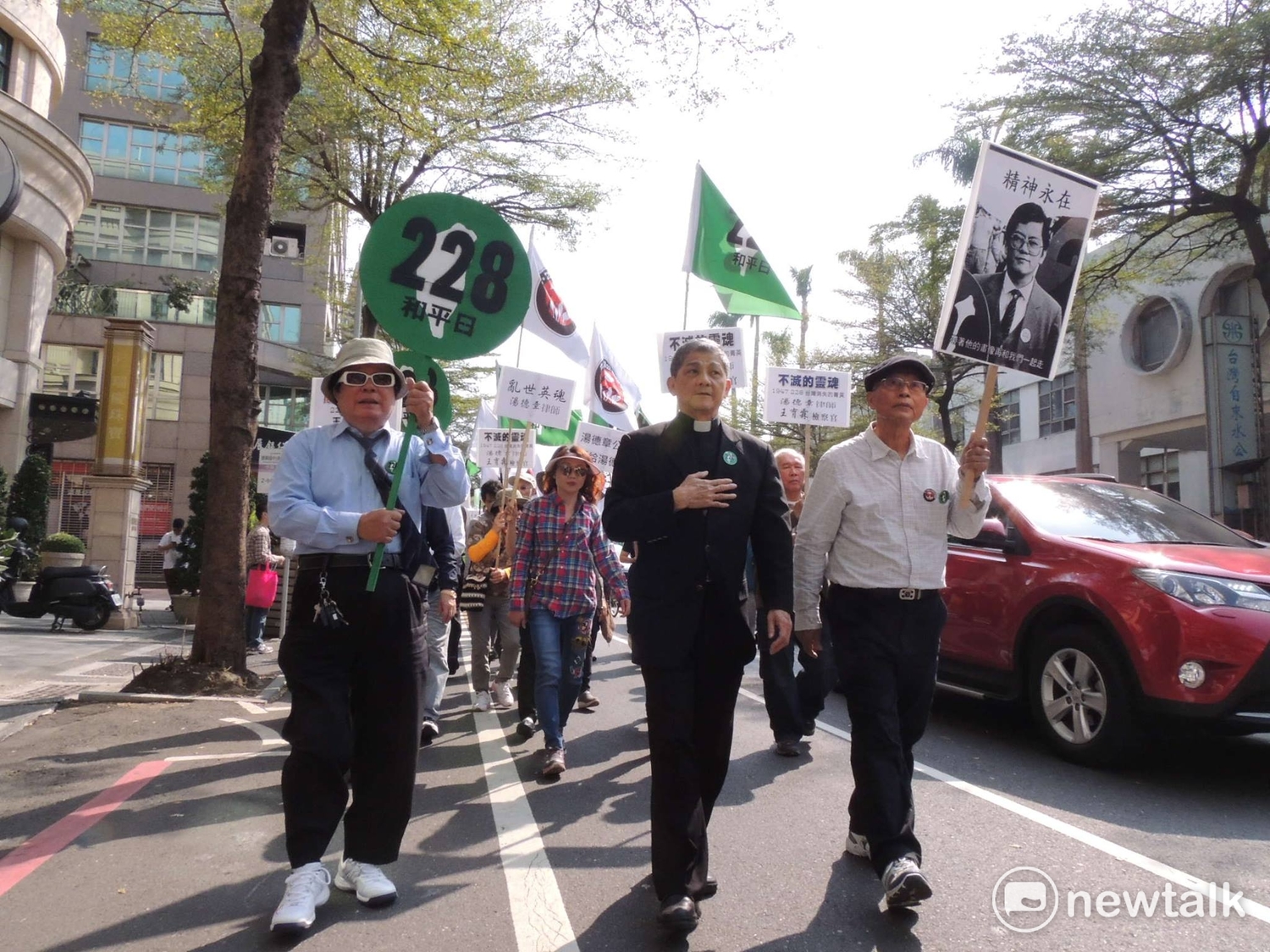 鄭南榕、陳永興、林宗正、黃昭凱等人發起「228事件40週年平反運動」。戴振耀幾乎無役不與。照片為其中的演講活動。 鄭南榕、陳永興、林宗正、黃昭凱等人發起「228事件40週年平反運動」。戴振耀幾乎無役不與。照片為其中的演講活動。