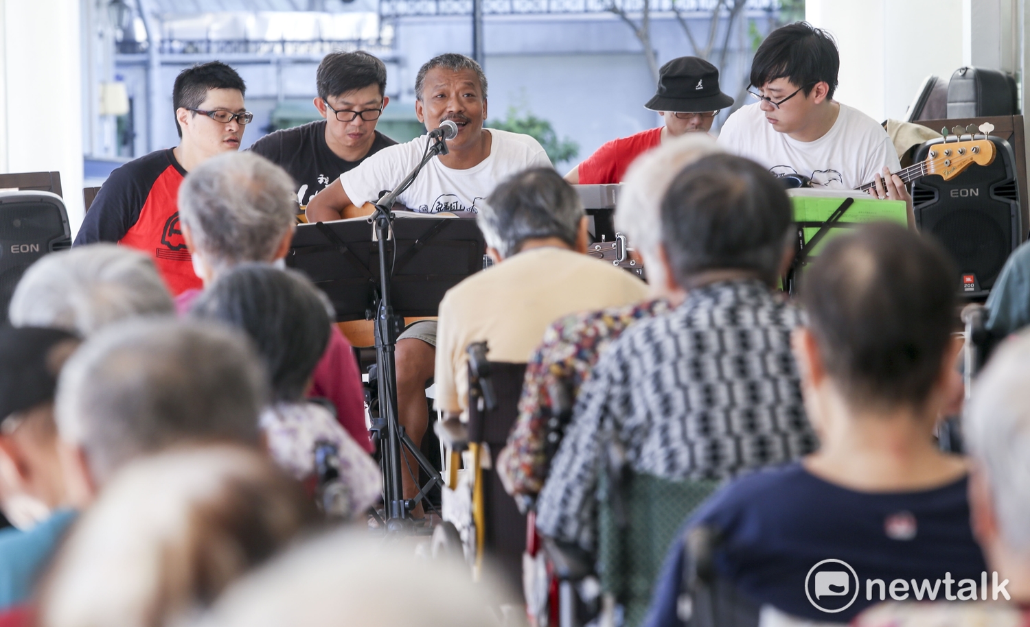 謝銘祐說,這些長輩雖然反應動作緩慢,但他們都聽得到、聽得懂,也喜歡聽這些台語老歌。
謝銘祐說,這些長輩雖然反應動作緩慢,但他們都聽得到、聽得懂,也喜歡聽這些台語老歌。