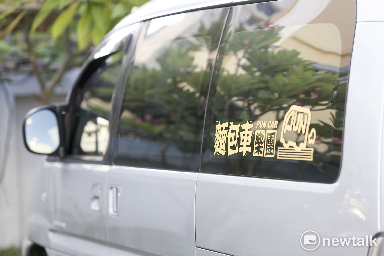 謝銘祐說,這些長輩雖然反應動作緩慢,但他們都聽得到、聽得懂,也喜歡聽這些台語老歌。
謝銘祐說,這些長輩雖然反應動作緩慢,但他們都聽得到、聽得懂,也喜歡聽這些台語老歌。