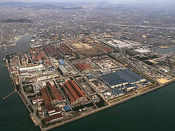 日本神戶製鋼所發現品管數據竄改問題擴大,甚至可追溯至2011年,社長川崎博也今天公開道歉。神戶製鋼所產品應用範圍廣泛,包括汽車、子彈列車、飛機和電器產品等都有。圖為工廠鳥瞰圖。 圖 : 翻攝自神戶製鋼所網頁 日本神戶製鋼所發現品管數據竄改問題擴大,甚至可追溯至2011年,社長川崎博也今天公開道歉。神戶製鋼所產品應用範圍廣泛,包括汽車、子彈列車、飛機和電器產品等都有。圖為工廠鳥瞰圖。 圖 : 翻攝自神戶製鋼所網頁