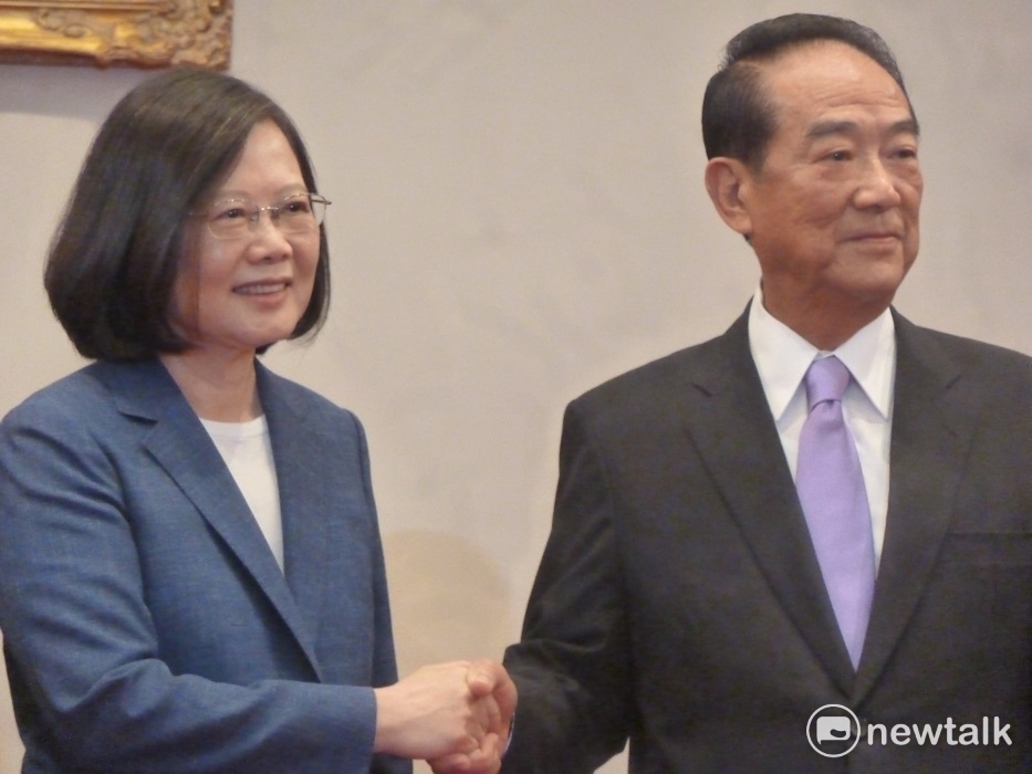 總統蔡英文與親民黨主席宋楚瑜今天下午3點半在總統府舉行記者會,宣布宋楚瑜將再任APEC領袖代表。 總統蔡英文與親民黨主席宋楚瑜今天下午3點半在總統府舉行記者會,宣布宋楚瑜將再任APEC領袖代表。