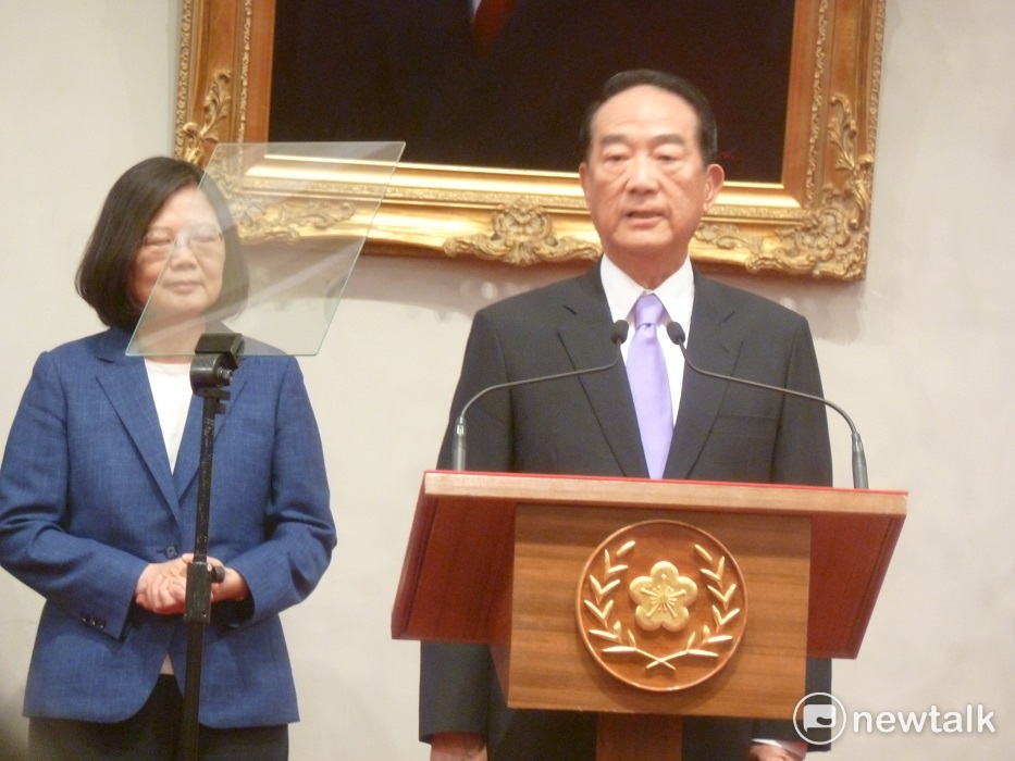總統蔡英文與親民黨主席宋楚瑜今天下午3點半在總統府舉行記者會,宣布宋楚瑜將再任APEC領袖代表。 總統蔡英文與親民黨主席宋楚瑜今天下午3點半在總統府舉行記者會,宣布宋楚瑜將再任APEC領袖代表。