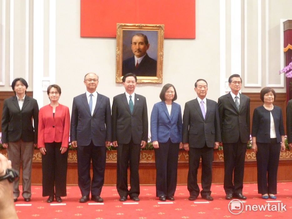 APEC領袖代表團在總統府記者會後合影。 圖:謝莉慧/攝 APEC領袖代表團在總統府記者會後合影。 圖:謝莉慧/攝