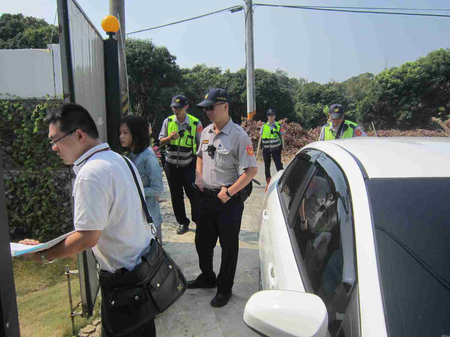 在場人員戲稱還好已過了農曆 7 月,不然查封寵物「靈車」大概也要去廟裡拜拜了。 在場人員戲稱還好已過了農曆 7 月,不然查封寵物「靈車」大概也要去廟裡拜拜了。