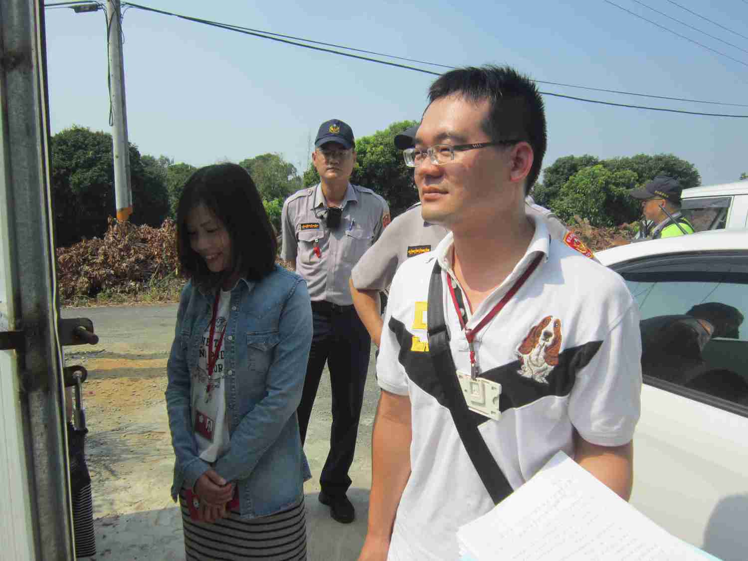 在場人員戲稱還好已過了農曆 7 月,不然查封寵物「靈車」大概也要去廟裡拜拜了。 在場人員戲稱還好已過了農曆 7 月,不然查封寵物「靈車」大概也要去廟裡拜拜了。