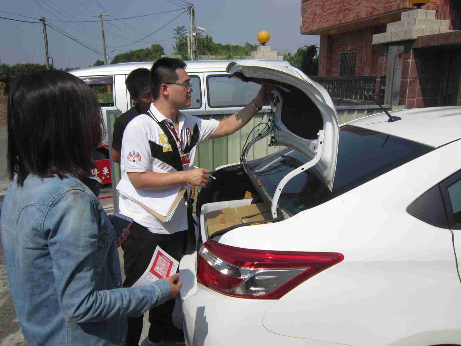 在場人員戲稱還好已過了農曆 7 月,不然查封寵物「靈車」大概也要去廟裡拜拜了。 在場人員戲稱還好已過了農曆 7 月,不然查封寵物「靈車」大概也要去廟裡拜拜了。