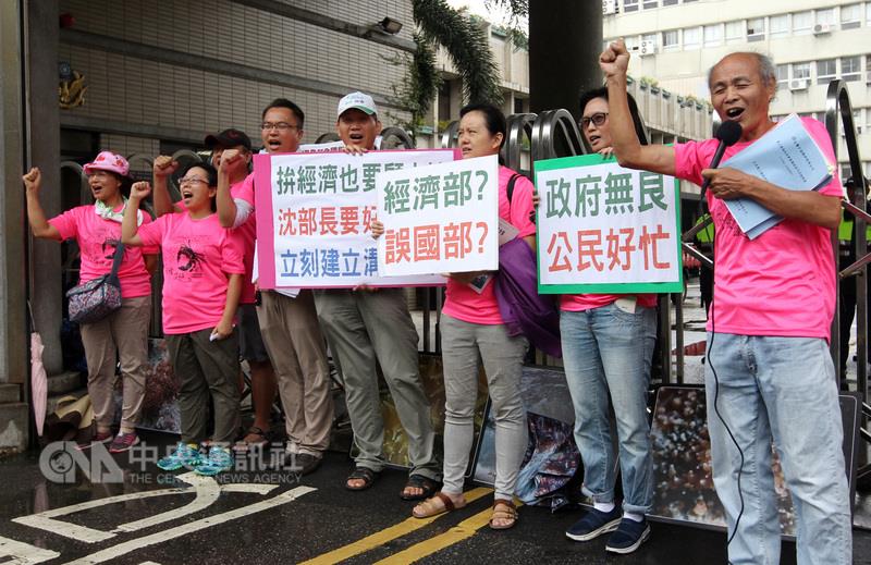 公民團體13日上午在經濟部大門前舉行記者會,高喊「拚經濟也要顧土地」口號,呼籲經濟部重新思考第三天然氣接收站的替代方案,重視生態保育。 公民團體13日上午在經濟部大門前舉行記者會,高喊「拚經濟也要顧土地」口號,呼籲經濟部重新思考第三天然氣接收站的替代方案,重視生態保育。
