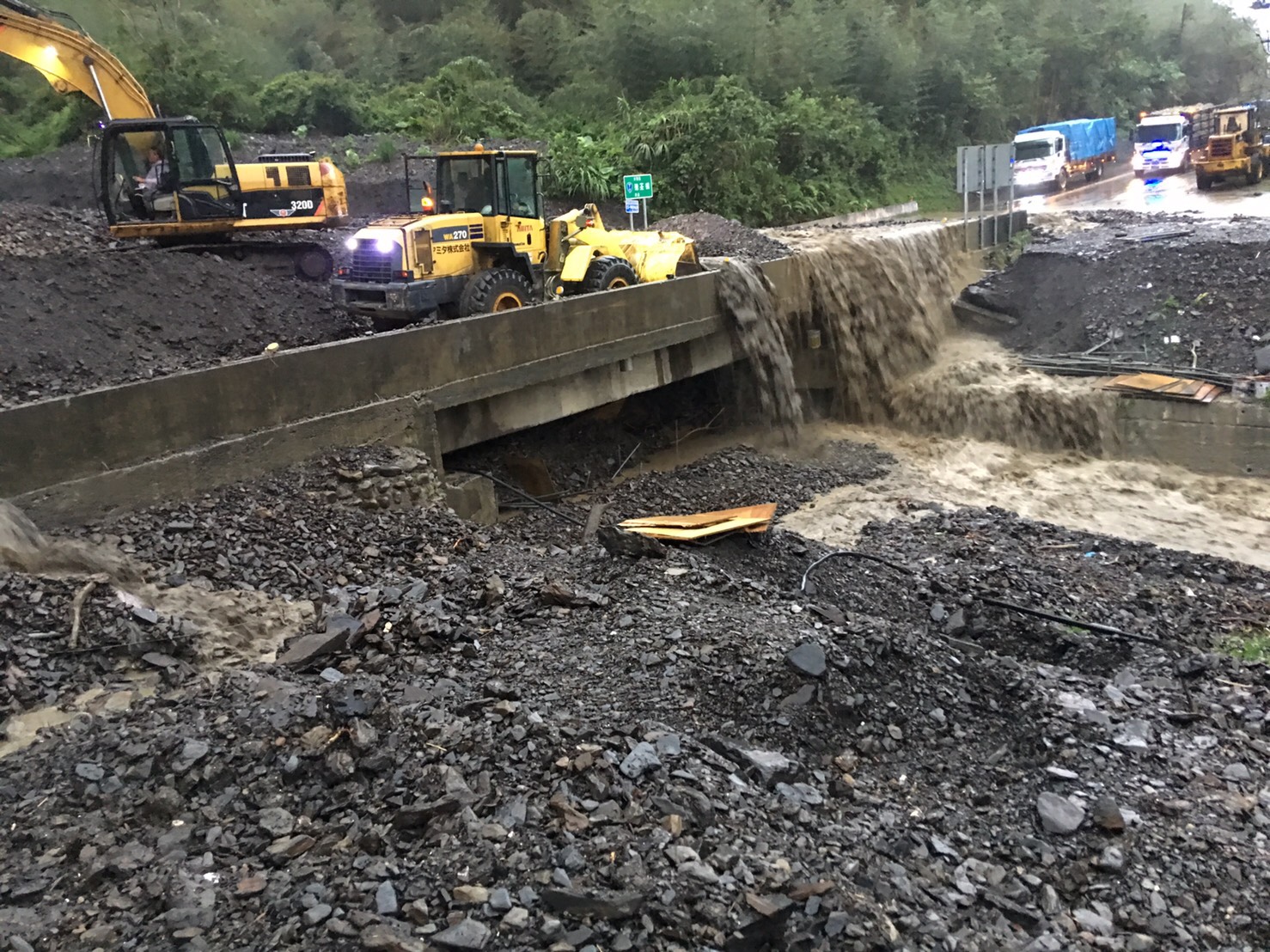 受卡努颱風外圍雲系及東北季風共伴效應影響,造成宜蘭縣大同鄉累積雨量超過大豪雨等級,也造成省道台7甲線(中橫宜蘭支線)11.4K德荃橋(宜蘭大同茂安村)上游野溪大量土石流,淤積至橋面造成道路阻斷。圖為道路遭掩埋畫面。 受卡努颱風外圍雲系及東北季風共伴效應影響,造成宜蘭縣大同鄉累積雨量超過大豪雨等級,也造成省道台7甲線(中橫宜蘭支線)11.4K德荃橋(宜蘭大同茂安村)上游野溪大量土石流,淤積至橋面造成道路阻斷。圖為道路遭掩埋畫面。