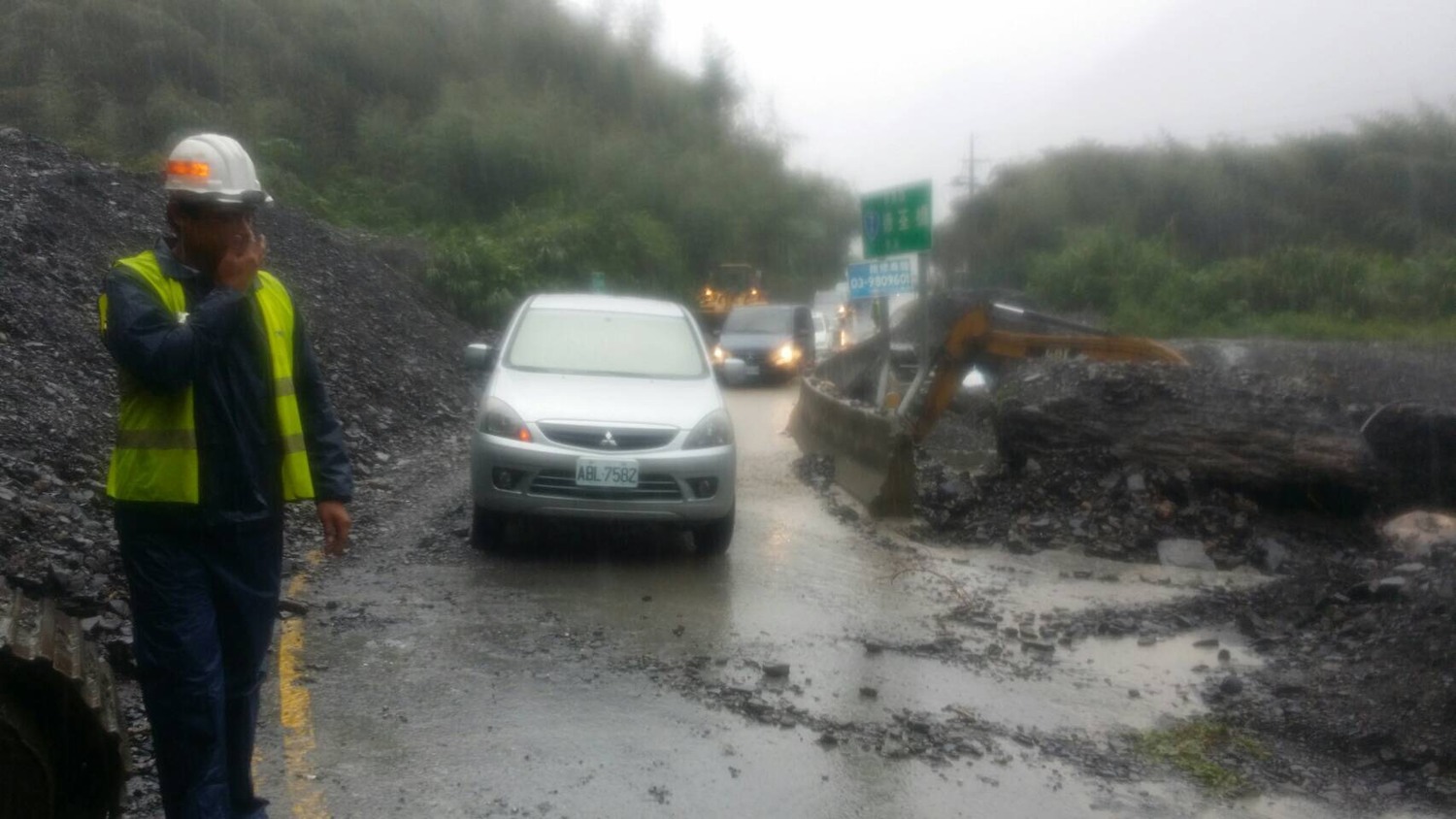 受卡努颱風外圍雲系及東北季風共伴效應影響,造成宜蘭縣大同鄉累積雨量超過大豪雨等級,也造成省道台7甲線(中橫宜蘭支線)11.4K德荃橋(宜蘭大同茂安村)上游野溪大量土石流,淤積至橋面造成道路阻斷。圖為道路遭掩埋畫面。 受卡努颱風外圍雲系及東北季風共伴效應影響,造成宜蘭縣大同鄉累積雨量超過大豪雨等級,也造成省道台7甲線(中橫宜蘭支線)11.4K德荃橋(宜蘭大同茂安村)上游野溪大量土石流,淤積至橋面造成道路阻斷。圖為道路遭掩埋畫面。