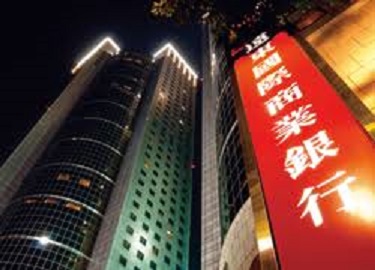遠銀遭駭案,刑事局今天召開記者會說明新進度,刑事局偵九大隊長邱紹洲表示,斯里蘭卡警方已逮2人,並追查在逃的另外3人,但不排除有其他共犯。 圖 : 翻設自Fenc.com 遠銀遭駭案,刑事局今天召開記者會說明新進度,刑事局偵九大隊長邱紹洲表示,斯里蘭卡警方已逮2人,並追查在逃的另外3人,但不排除有其他共犯。 圖 : 翻設自Fenc.com