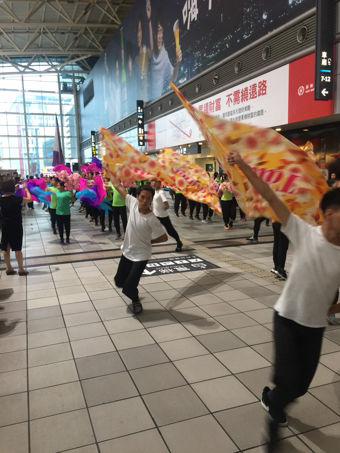 台南應用科技大學舞蹈系的七十位學生成功吸引高鐵站內旅客目光。 圖:台中市觀旅局/提供 台南應用科技大學舞蹈系的七十位學生成功吸引高鐵站內旅客目光。 圖:台中市觀旅局/提供