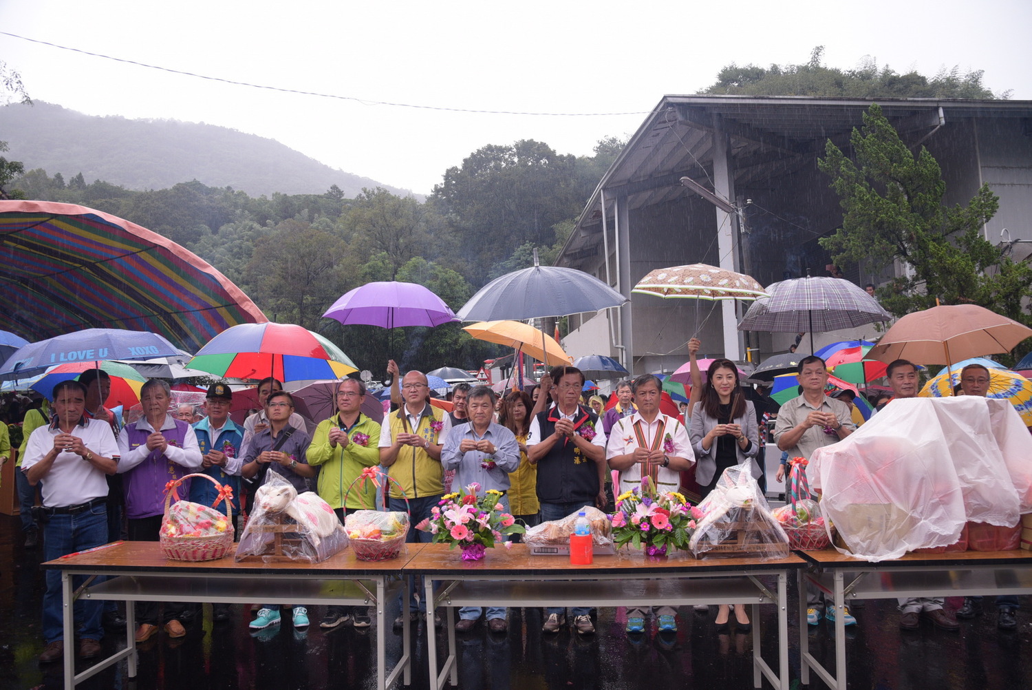 南投縣長林明溱與大家一同向一旁的土地公、地基恩公上香,接著在橋頭虔誠祝禱,希望地方行車平安、一切順利。 圖:南投縣政府/提供 南投縣長林明溱與大家一同向一旁的土地公、地基恩公上香,接著在橋頭虔誠祝禱,希望地方行車平安、一切順利。 圖:南投縣政府/提供