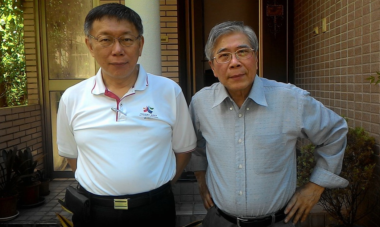新台灣新聞週刊社長「老包」詹錫奎8月28日在臉書貼出與台北市長柯文哲合照相片。 新台灣新聞週刊社長「老包」詹錫奎8月28日在臉書貼出與台北市長柯文哲合照相片。