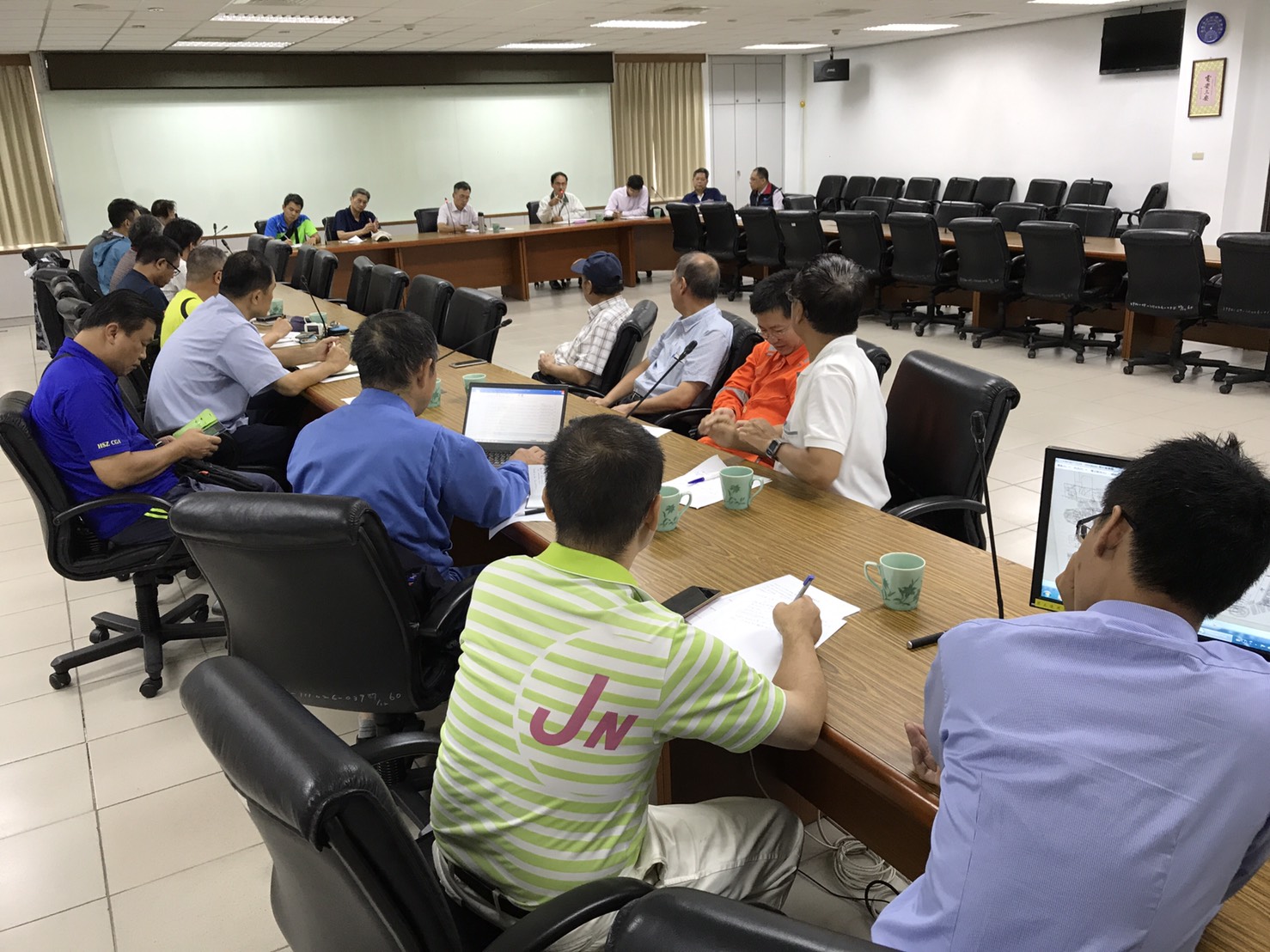 航港局副局長劉志鴻主持「哈威輪」擱淺緊急應變小組第2次會議情形。 圖:交通部/提供 航港局副局長劉志鴻主持「哈威輪」擱淺緊急應變小組第2次會議情形。 圖:交通部/提供