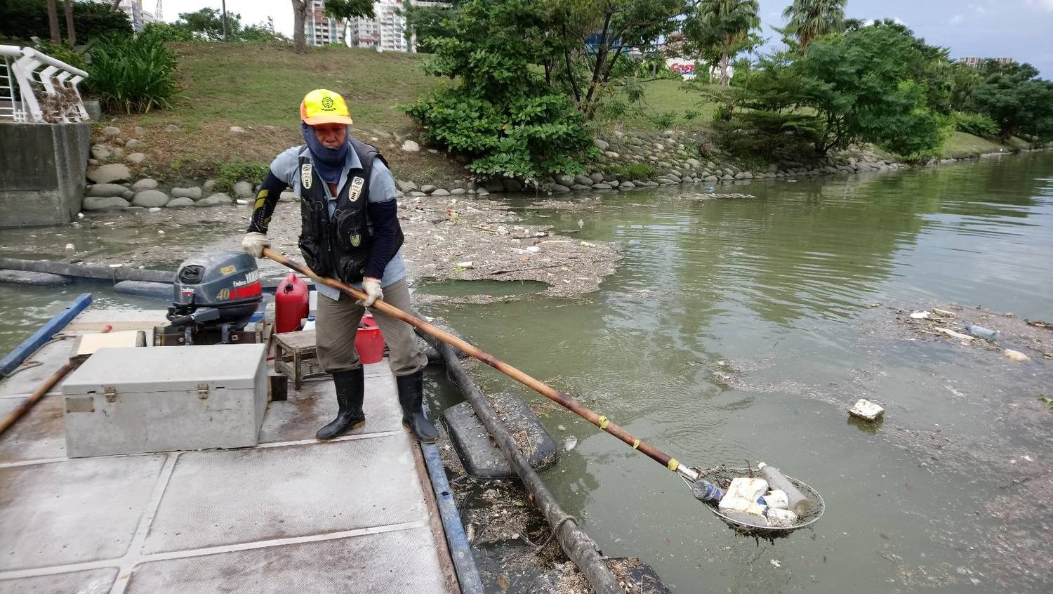 環保局溝渠隊的清潔隊員,自大雨停後就開始以2人一組,搭乘膠筏在河面上打撈漂浮垃圾;這二天已經打撈1,700公斤的垃圾,大約是平時的三倍量,負責打撈的清潔隊員都累翻了,估計至少還要三天才能將河面上的垃圾全部清理完。 圖:高雄市環保局/提供 環保局溝渠隊的清潔隊員,自大雨停後就開始以2人一組,搭乘膠筏在河面上打撈漂浮垃圾;這二天已經打撈1,700公斤的垃圾,大約是平時的三倍量,負責打撈的清潔隊員都累翻了,估計至少還要三天才能將河面上的垃圾全部清理完。 圖:高雄市環保局/提供