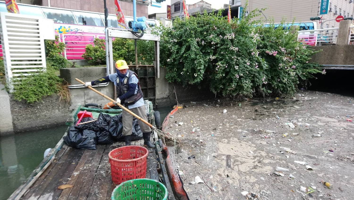 高雄市這兩天下雨雖然沒有帶來太大的災情,可是隨著豪雨夾帶大量垃圾,進入愛河各上游支流。 圖:高雄市環保局/提供 高雄市這兩天下雨雖然沒有帶來太大的災情,可是隨著豪雨夾帶大量垃圾,進入愛河各上游支流。 圖:高雄市環保局/提供