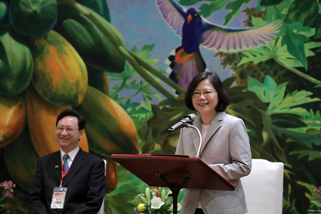 總統蔡英文希望泰國僑商可以為台灣做兩件事:第一,就是回來投資台灣;第二就是提攜國內廠商,走進東南亞市場。 圖:總統府/提供 總統蔡英文希望泰國僑商可以為台灣做兩件事:第一,就是回來投資台灣;第二就是提攜國內廠商,走進東南亞市場。 圖:總統府/提供