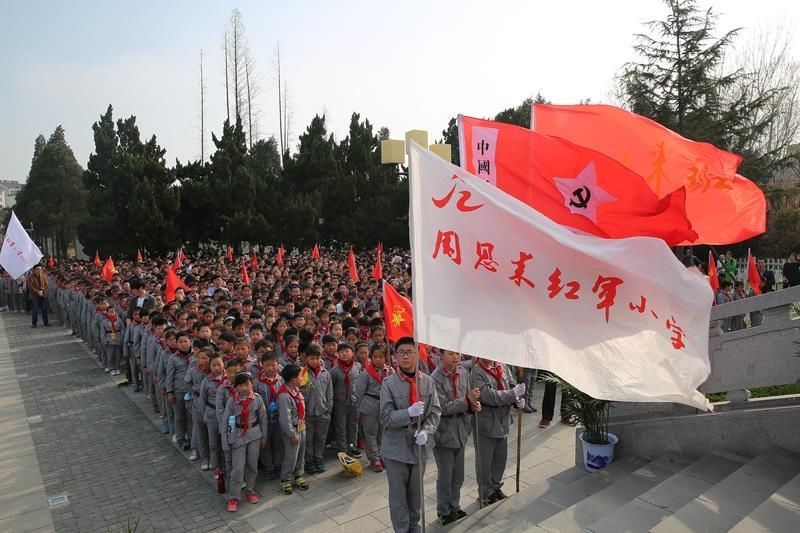 擔心共產黨失去對年輕人思想的控制,中共總書記習近平正在為重塑28萬所中小學思想政治教育而努力,教科書裡添增更多中共傳說,美化中共。 擔心共產黨失去對年輕人思想的控制,中共總書記習近平正在為重塑28萬所中小學思想政治教育而努力,教科書裡添增更多中共傳說,美化中共。
