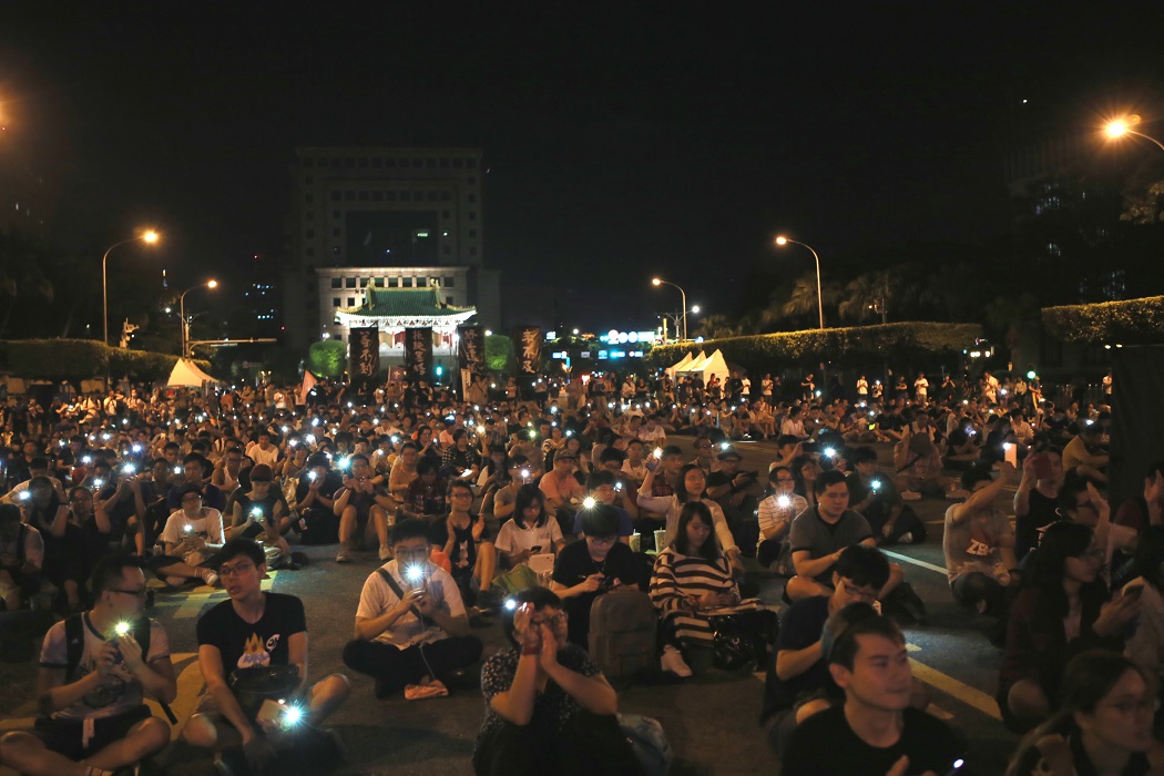 挺同團體「婚姻平權大平台」今(16)晚在凱道舉辦「我們都是畢安生紀念晚會」,紀念將生命貢獻台灣卻因為伴侶離世、缺乏法律保障的畢安生老師。 挺同團體「婚姻平權大平台」今(16)晚在凱道舉辦「我們都是畢安生紀念晚會」,紀念將生命貢獻台灣卻因為伴侶離世、缺乏法律保障的畢安生老師。