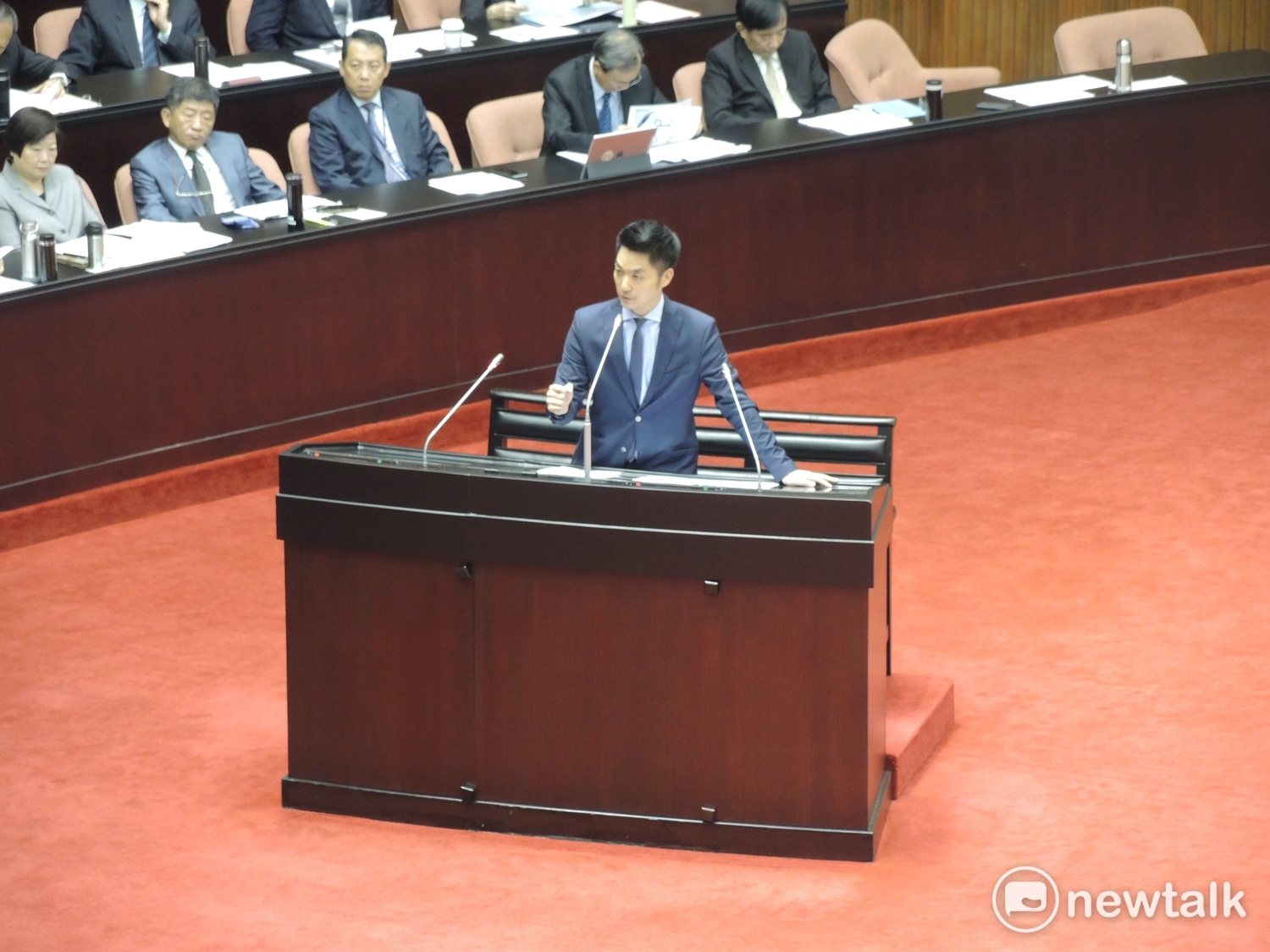 國民黨立委蔣萬安今(17)日早於立法院質詢行政院長賴清德。蔣萬安質疑,許多勞工在地方政府宣佈放颱風假時,無法像公務人員一樣正常休假,必須照樣出勤,導致生命安全無保障,並認為這是「一國兩制」。 圖:黃韋銓/攝 國民黨立委蔣萬安今(17)日早於立法院質詢行政院長賴清德。蔣萬安質疑,許多勞工在地方政府宣佈放颱風假時,無法像公務人員一樣正常休假,必須照樣出勤,導致生命安全無保障,並認為這是「一國兩制」。 圖:黃韋銓/攝