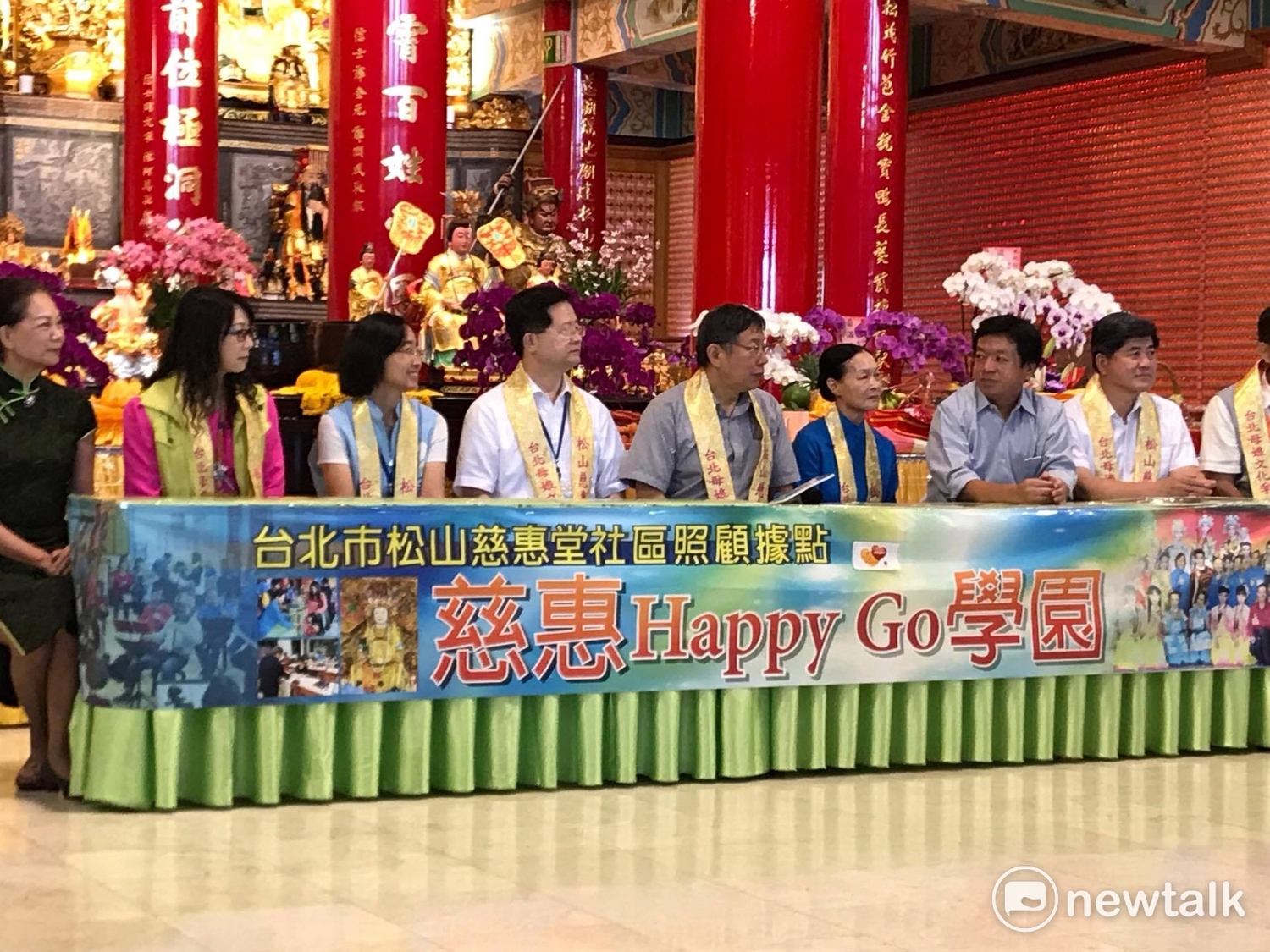 台北市長柯文哲上午到松山慈惠堂參加老人共餐活動。 圖:周煊惠 / 攝 台北市長柯文哲上午到松山慈惠堂參加老人共餐活動。 圖:周煊惠 / 攝