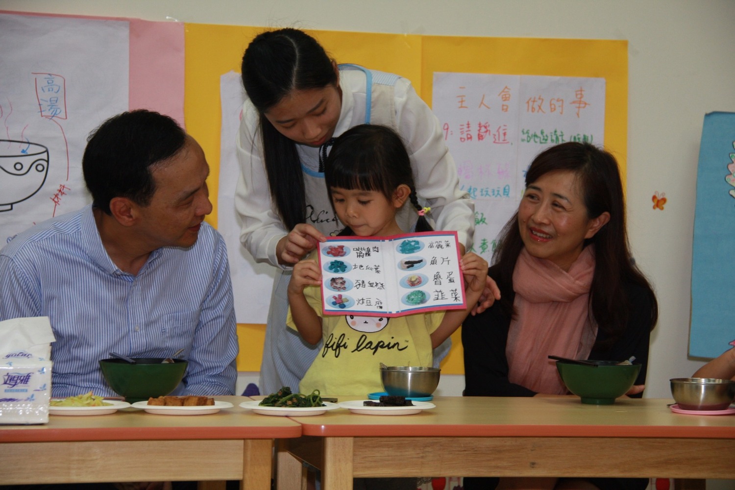 朱立倫和新北市教育局長林奕華與非營利幼兒園的幼童共餐。 圖:新北市教育局/提供 朱立倫和新北市教育局長林奕華與非營利幼兒園的幼童共餐。 圖:新北市教育局/提供