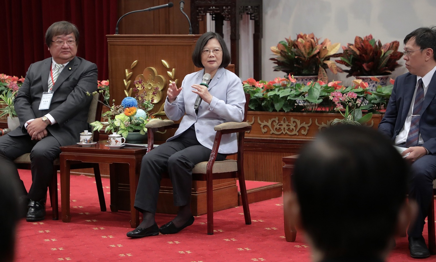 總統蔡英文17日聽到醫師公會幹部告狀,社福界排斥醫界進入長照領域,相當驚訝。 總統蔡英文17日聽到醫師公會幹部告狀,社福界排斥醫界進入長照領域,相當驚訝。