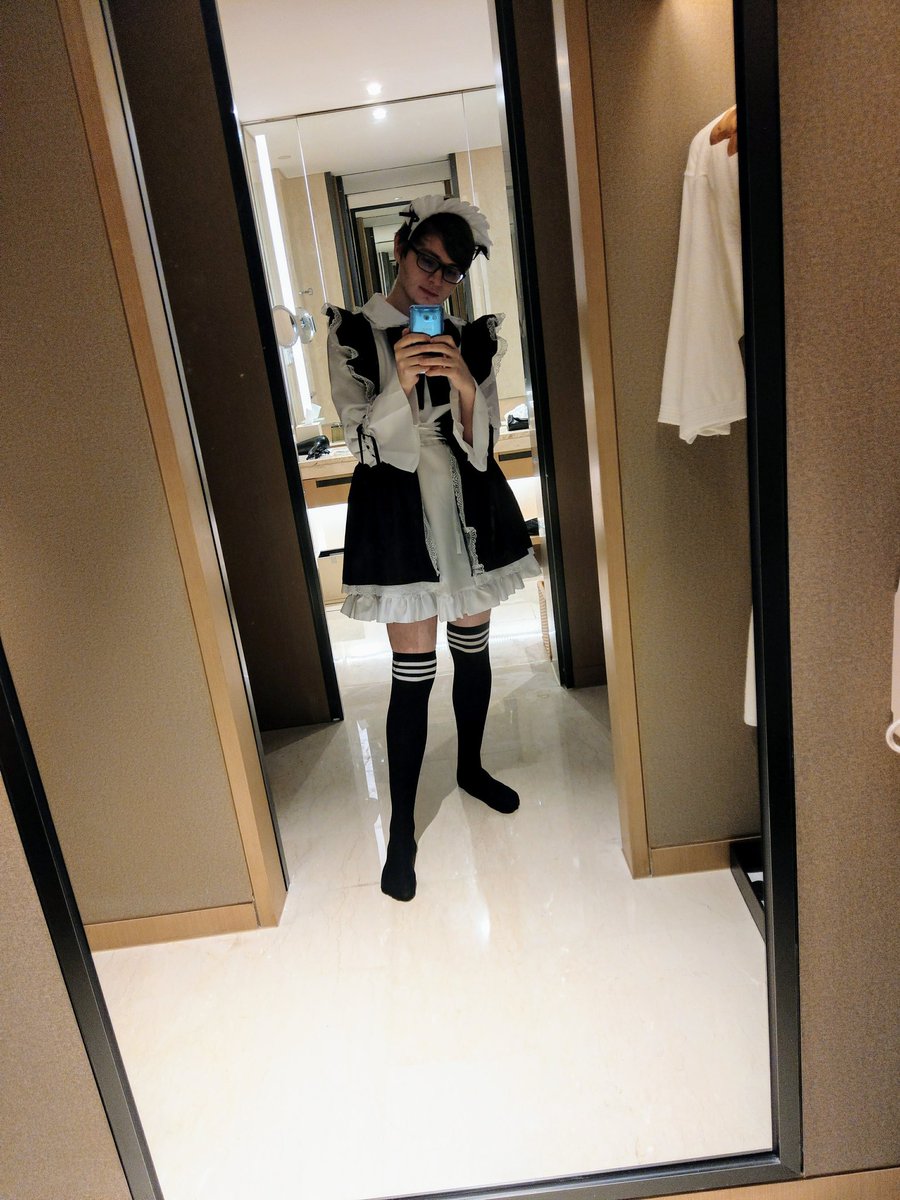 今(17)日C9的AD選手Sneaky在推特上曬出自己穿女僕裝的照片。 今(17)日C9的AD選手Sneaky在推特上曬出自己穿女僕裝的照片。