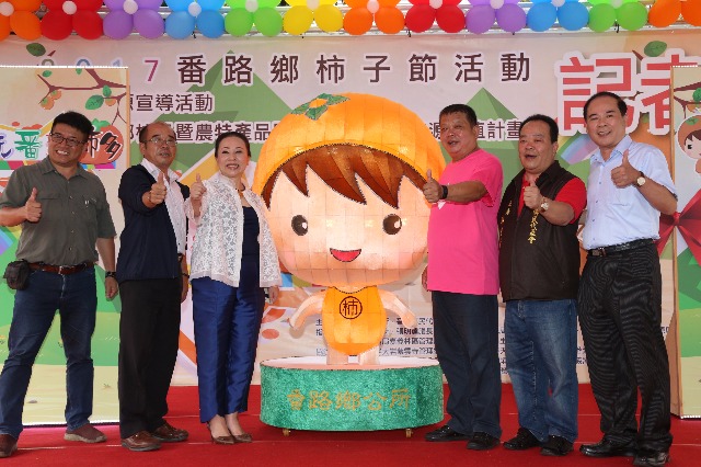 配合柿子節製作一座造型柿子寶寶燈籠,同步在記者會中亮相,21日起也將在活動現場展示。 圖 : 嘉義縣政府/提供 配合柿子節製作一座造型柿子寶寶燈籠,同步在記者會中亮相,21日起也將在活動現場展示。 圖 : 嘉義縣政府/提供