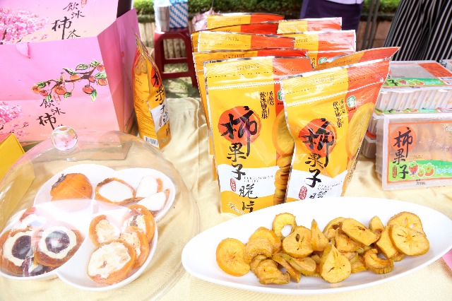 番路鄉公所今年以「玩番樂柿多」為主題,行銷番路品牌,透過加值活動邀請全國鄉親作伙來番路採購柿子系列產品。 圖 : 嘉義縣政府/提供 番路鄉公所今年以「玩番樂柿多」為主題,行銷番路品牌,透過加值活動邀請全國鄉親作伙來番路採購柿子系列產品。 圖 : 嘉義縣政府/提供
