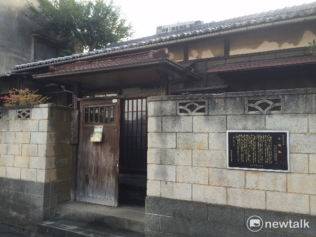 神田順治著«正岡子貴與野球»一書封面,可以看到子規穿棒球服裝模樣。 神田順治著«正岡子貴與野球»一書封面,可以看到子規穿棒球服裝模樣。