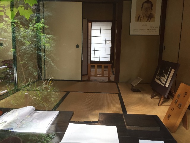 神田順治著«正岡子貴與野球»一書封面,可以看到子規穿棒球服裝模樣。 神田順治著«正岡子貴與野球»一書封面,可以看到子規穿棒球服裝模樣。