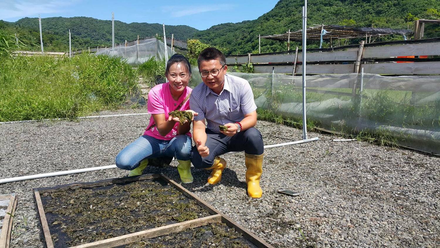 她和朋友取用當地的漂流木及枯枝搭建簡單的「工寮」,去年的颱風把所有設備都吹走了,現在很多還在「修復中」。 圖: 丁采綸 / 提供 她和朋友取用當地的漂流木及枯枝搭建簡單的「工寮」,去年的颱風把所有設備都吹走了,現在很多還在「修復中」。 圖: 丁采綸 / 提供