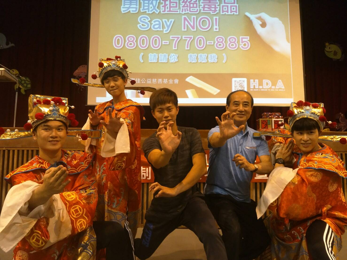 王金平與許凱貴藉由表演宣傳反毒精神。 圖 : 王金平/提供 王金平與許凱貴藉由表演宣傳反毒精神。 圖 : 王金平/提供