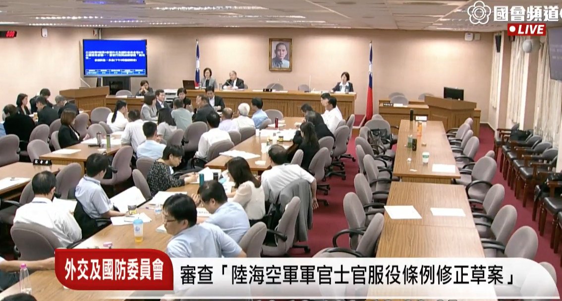 為解決國軍基層軍官人力不足,立法院今(19)日外交國防委員會初審通過「陸海空軍軍官士官服役條例草案」,將現行尉校級軍官服役年限延長2年,因此年限將變成少尉、中尉延長至12年、上尉17年、少校22年、中校26年、上校30年。 為解決國軍基層軍官人力不足,立法院今(19)日外交國防委員會初審通過「陸海空軍軍官士官服役條例草案」,將現行尉校級軍官服役年限延長2年,因此年限將變成少尉、中尉延長至12年、上尉17年、少校22年、中校26年、上校30年。