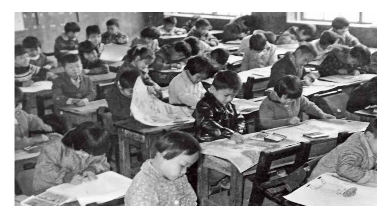 大溪宮前國民學校的學生們於教室與禮堂前集合。 大溪宮前國民學校的學生們於教室與禮堂前集合。