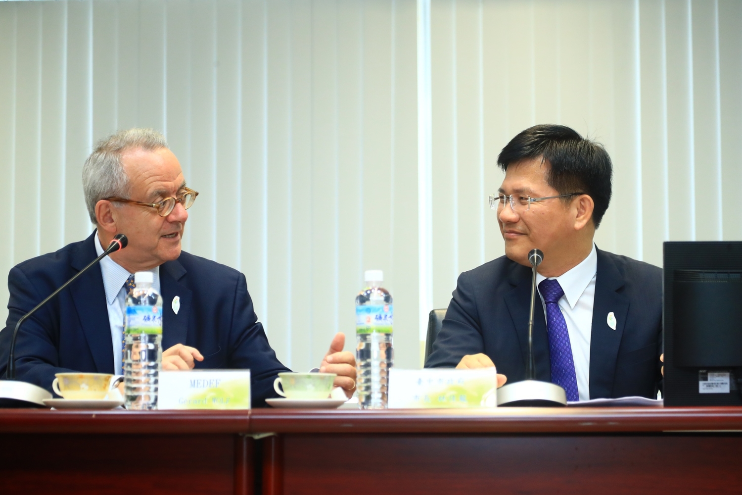 法國企業行動聯盟代表Gérard WOLF拜會新北市政府,雙方分享智慧城市發展經驗並互贈特色禮品。 法國企業行動聯盟代表Gérard WOLF拜會新北市政府,雙方分享智慧城市發展經驗並互贈特色禮品。