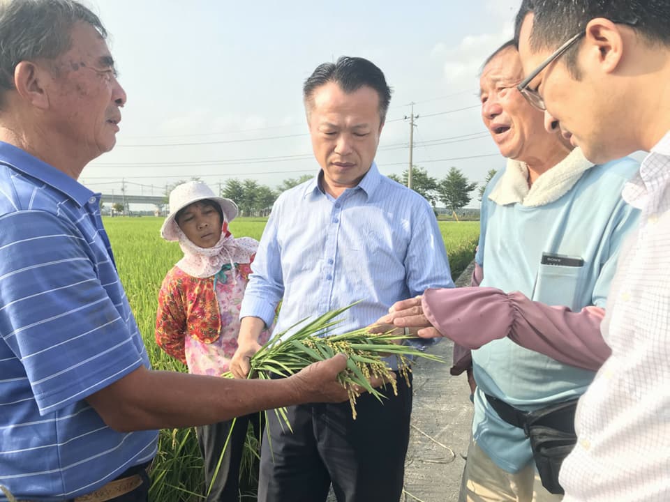 行政院農委會副主委翁章梁關心農漁民生計,決定辭官參選以農漁業為主的嘉義縣縣長。擷取自翁章梁臉書 行政院農委會副主委翁章梁關心農漁民生計,決定辭官參選以農漁業為主的嘉義縣縣長。擷取自翁章梁臉書
