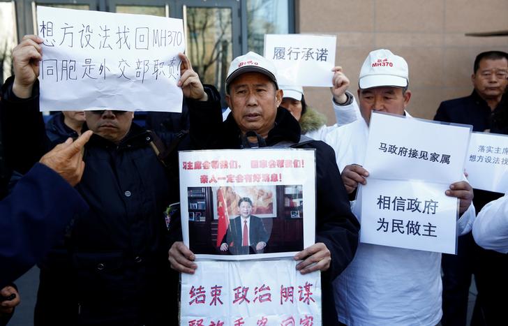 馬航MH370班機剛失聯時,中國乘客的家屬前往外交部,要求中國領導人習近平和外交部能協助與馬來西亞政府交涉,早日找到飛機下落。 馬航MH370班機剛失聯時,中國乘客的家屬前往外交部,要求中國領導人習近平和外交部能協助與馬來西亞政府交涉,早日找到飛機下落。