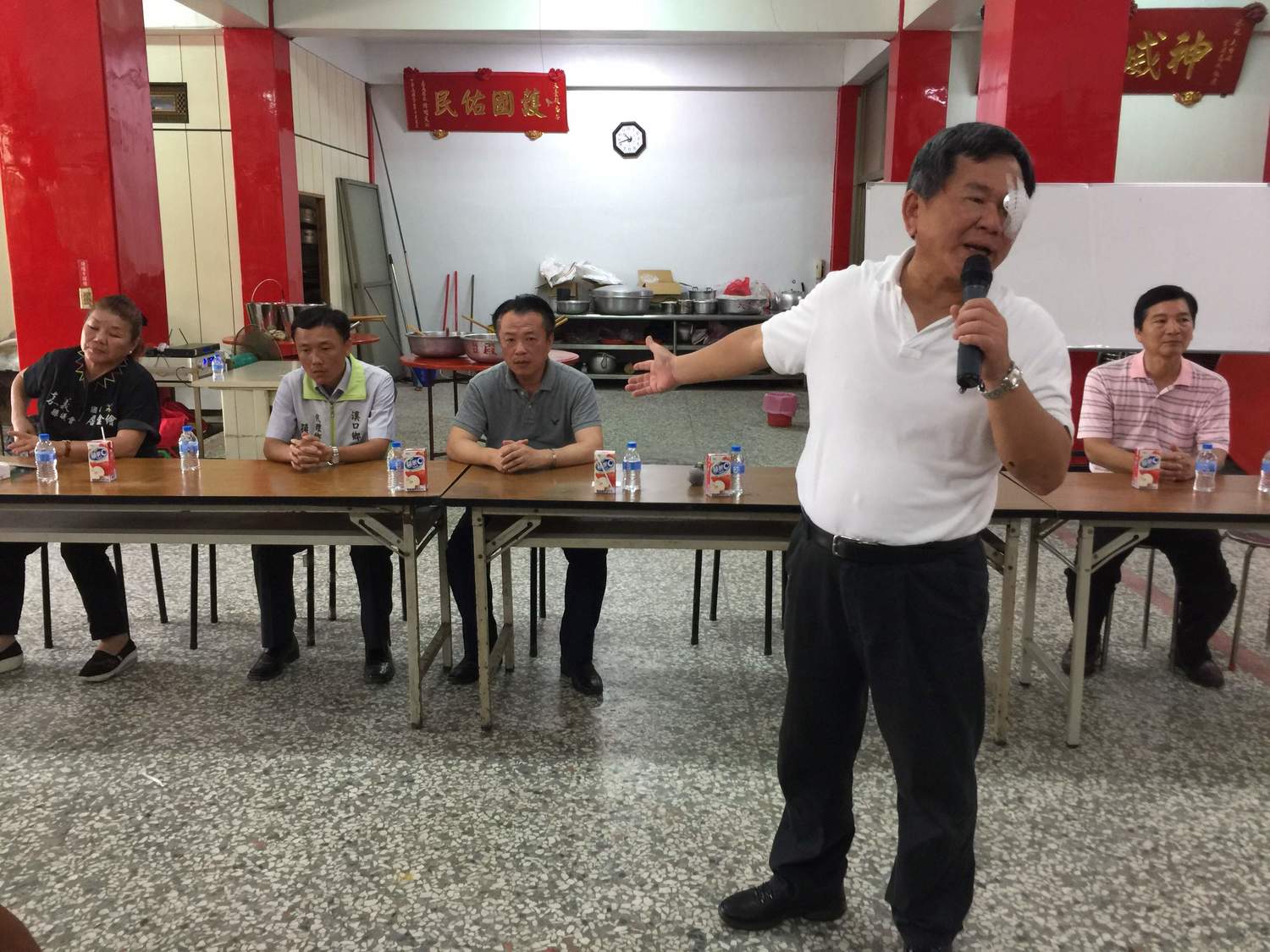 嘉義縣長張花冠和嘉義縣議會議長張明達,一起促銷香蕉,試圖為蕉農脫困。 嘉義縣長張花冠和嘉義縣議會議長張明達,一起促銷香蕉,試圖為蕉農脫困。