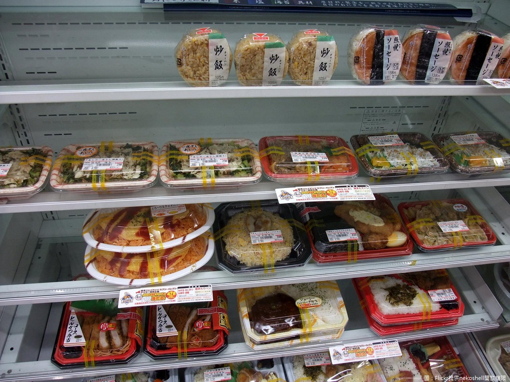 走進便利商店,從日式炒烏龍、韓式烤肉拌飯、義大利麵、揚州炒飯琳瑯滿目,但選擇要買哪一種便當時,你是否考量過它所含的「鈉」含量有多高呢? 圖:Flickr提供nekoshell開放權限 走進便利商店,從日式炒烏龍、韓式烤肉拌飯、義大利麵、揚州炒飯琳瑯滿目,但選擇要買哪一種便當時,你是否考量過它所含的「鈉」含量有多高呢? 圖:Flickr提供nekoshell開放權限